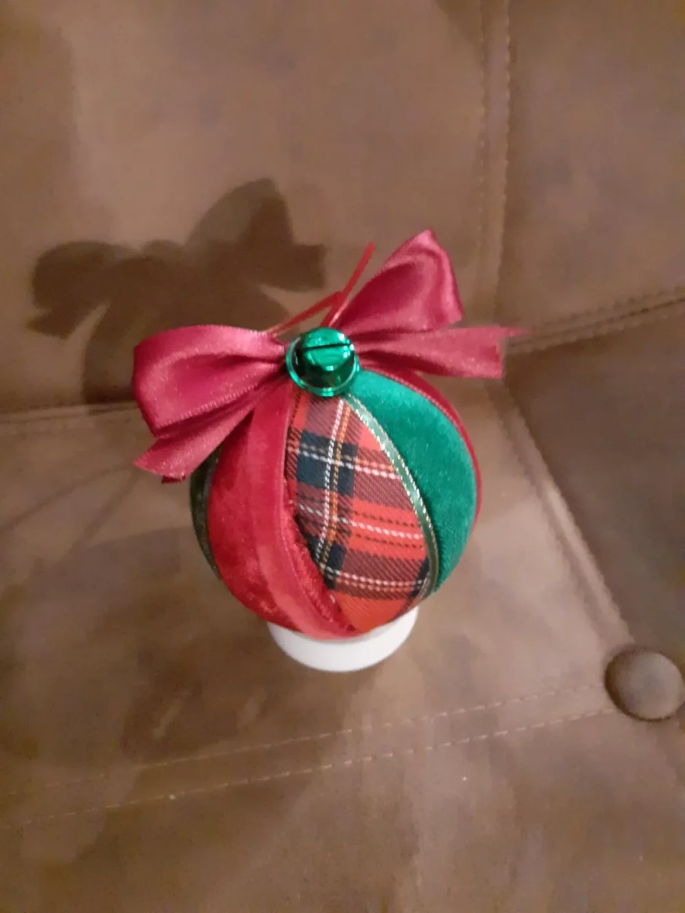 L’Ecosse et ses tartans s’invitent chez Cap Cod Héritage pour les fêtes de Noël. Artisanat entièrement réalisé à la main, chaque boule possède son histoire.