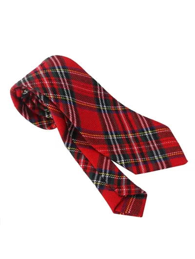 Ornée du motif tartan classique, un accessoire intemporel et sophistiqué qui ajoute une touche d’élégance à votre tenue.